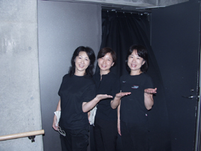 演出部スタッフの柳田さん、野手さん、小田部さんの写真