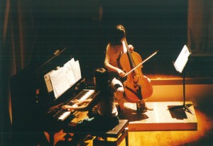 ピアノとチェロの生演奏の写真