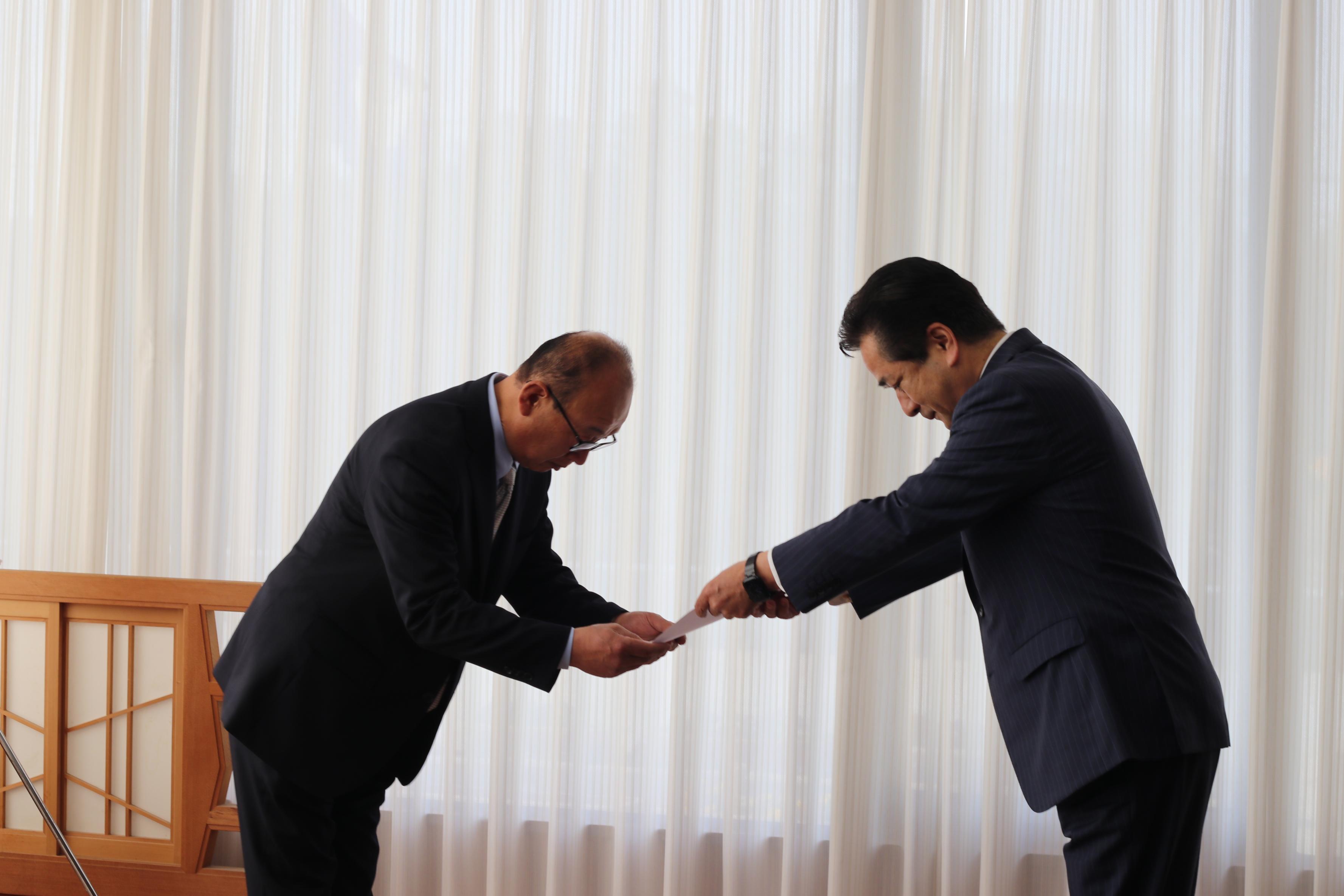 副市長に辞令を交付する市長 副市長に辞令を交付する市長