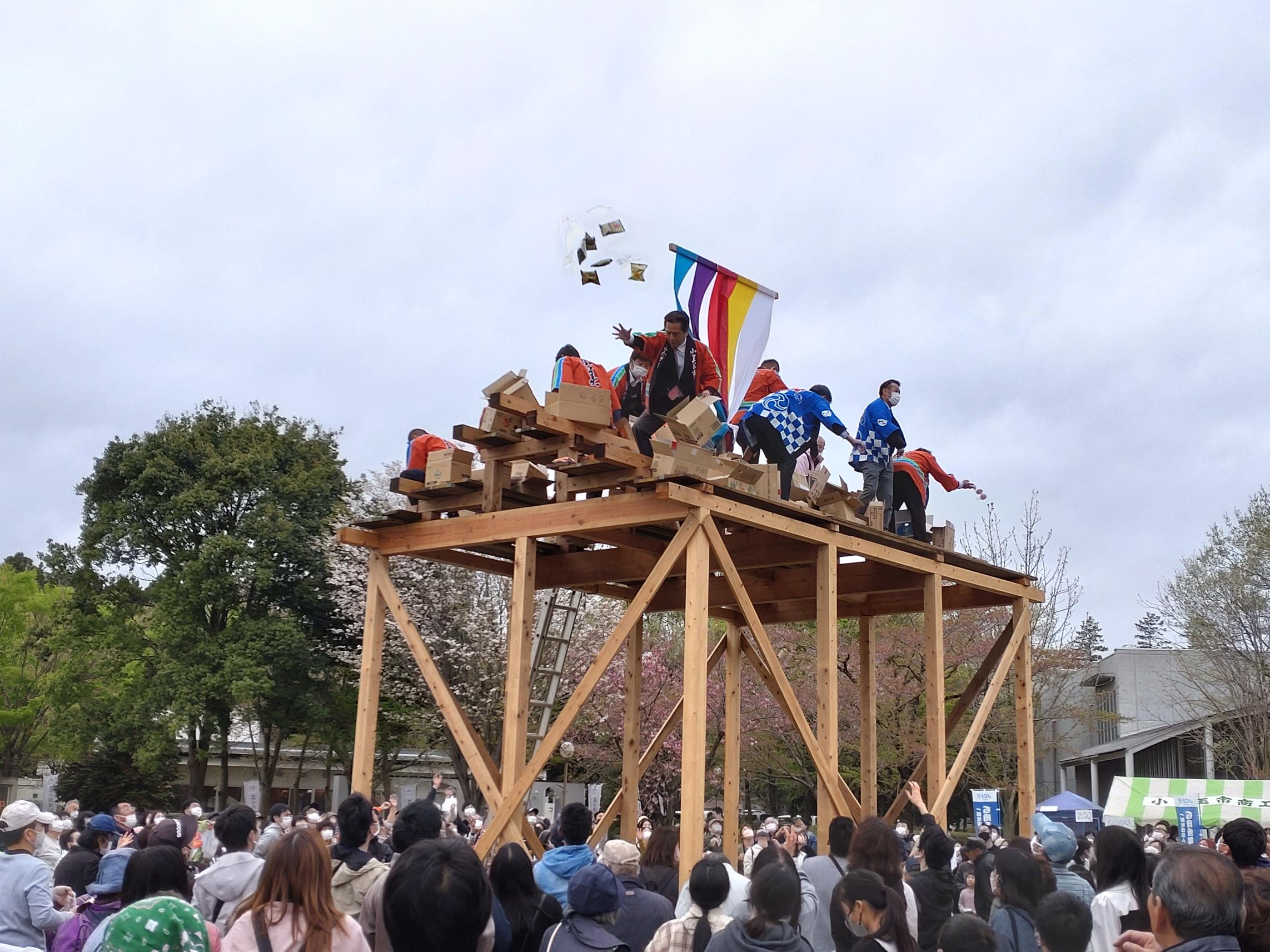 餅まきをする市長 餅まきをする市長
