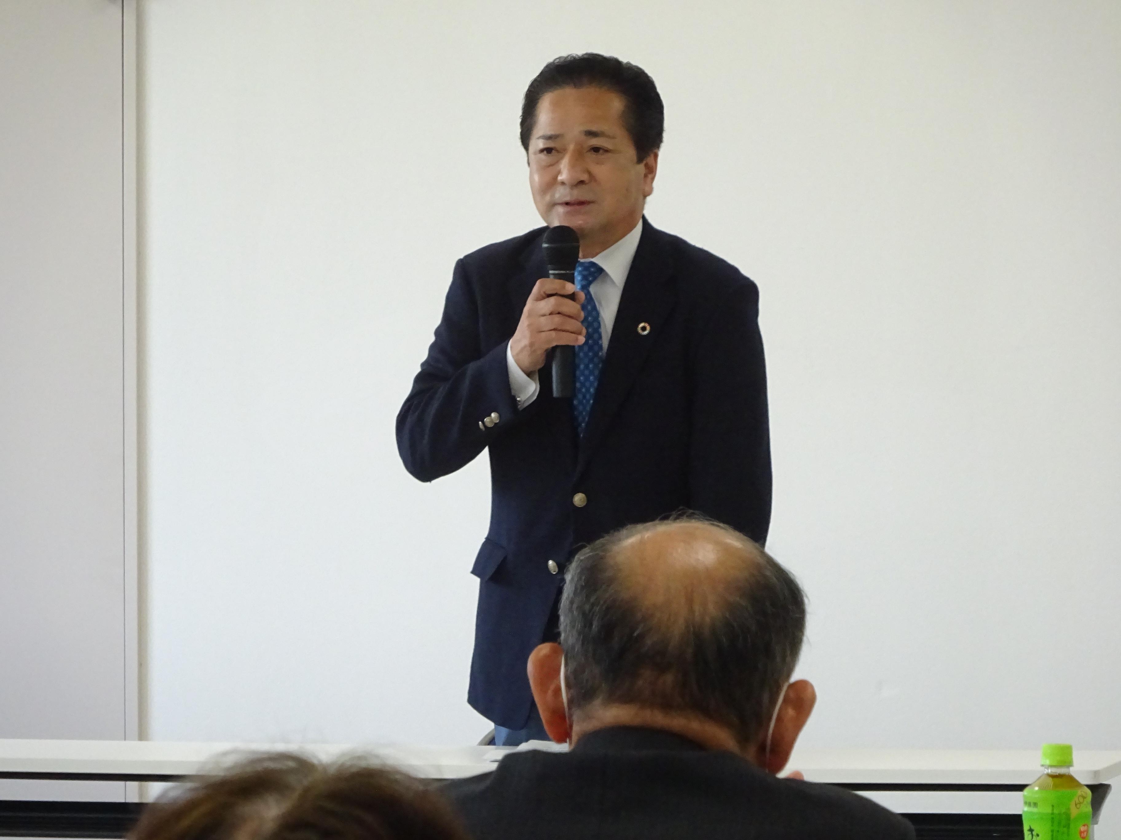 あいさつをする市長 あいさつをする市長