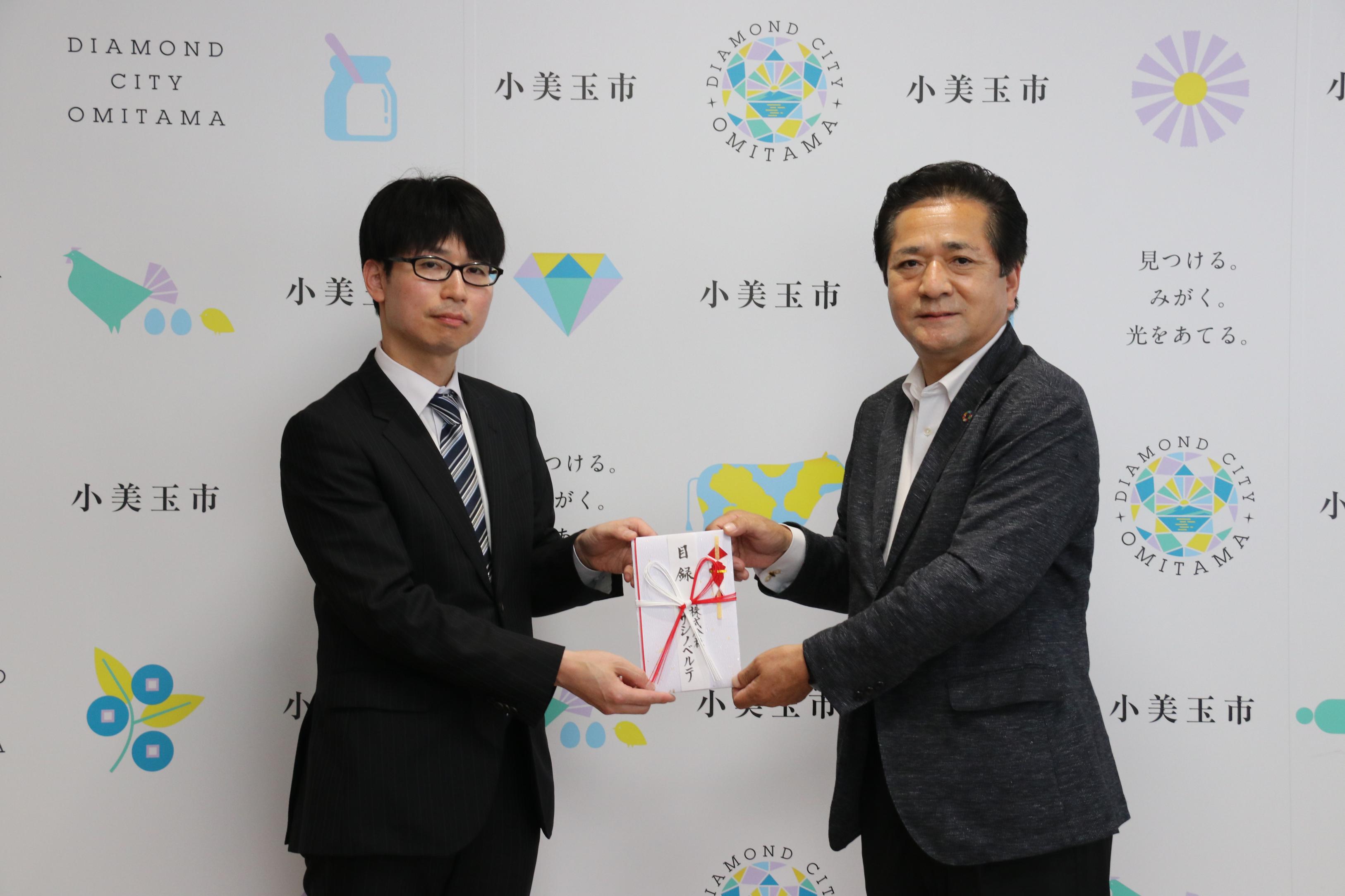 目録を受け取る市長 目録を受け取る市長