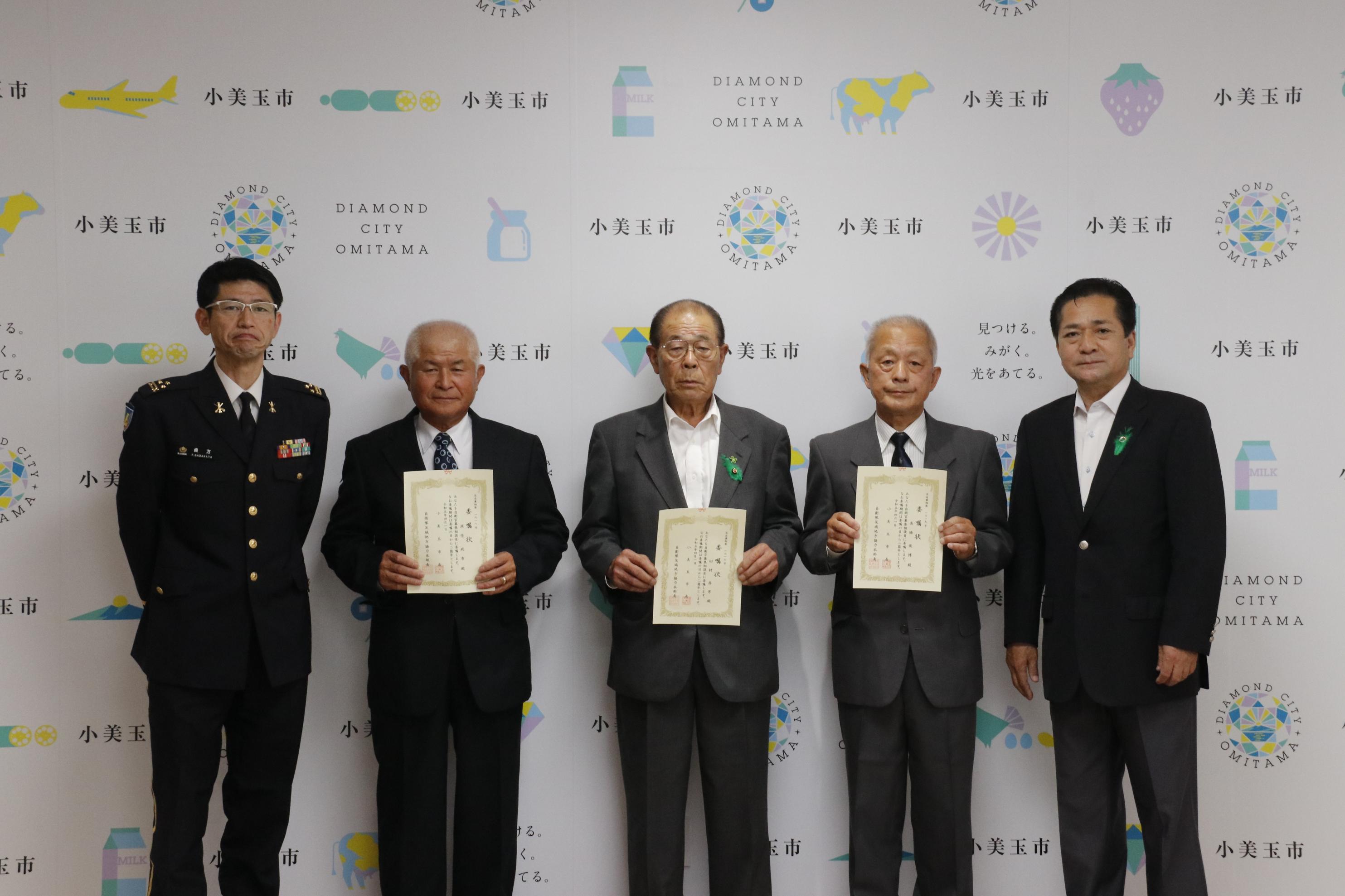 自衛官募集相談員と市長の集合写真 自衛官募集相談員と市長の集合写真