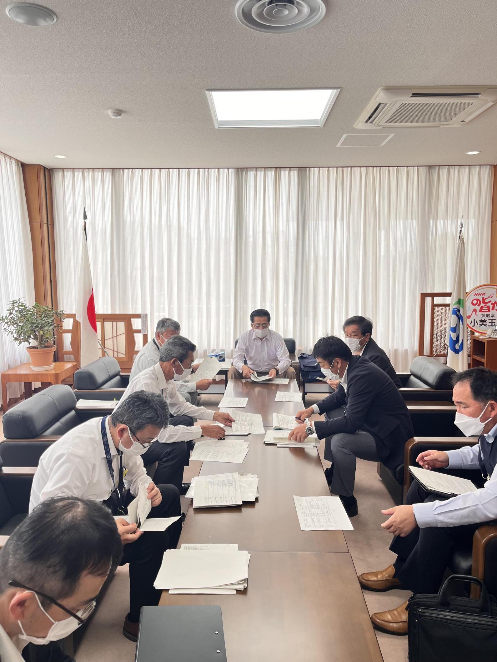 答弁調整をする市長 答弁調整をする市長