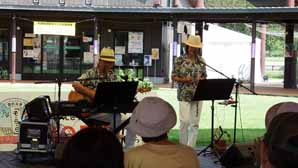 ANAKのお二人によるライブステージです ANAKのお二人によるライブステージです