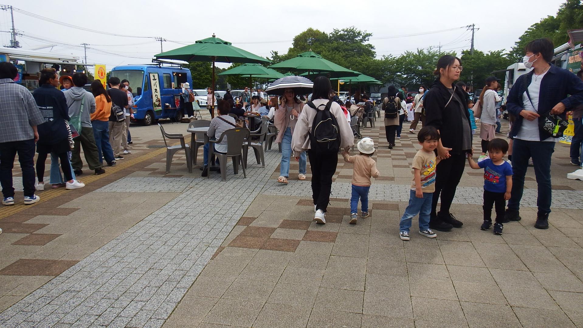 マルシェひろばキッチンカー側写真