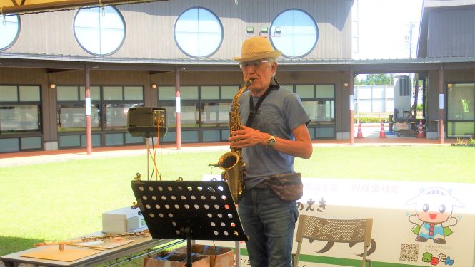 「チャーリー栗原」各種管楽器のマラソン演奏