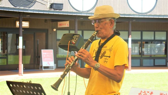 「チャーリー栗原」各種管楽器のマラソン演奏