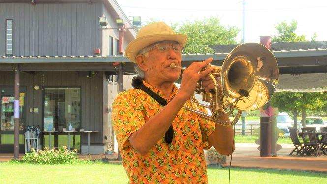 「チャーリー栗原」各種管楽器のマラソン演奏