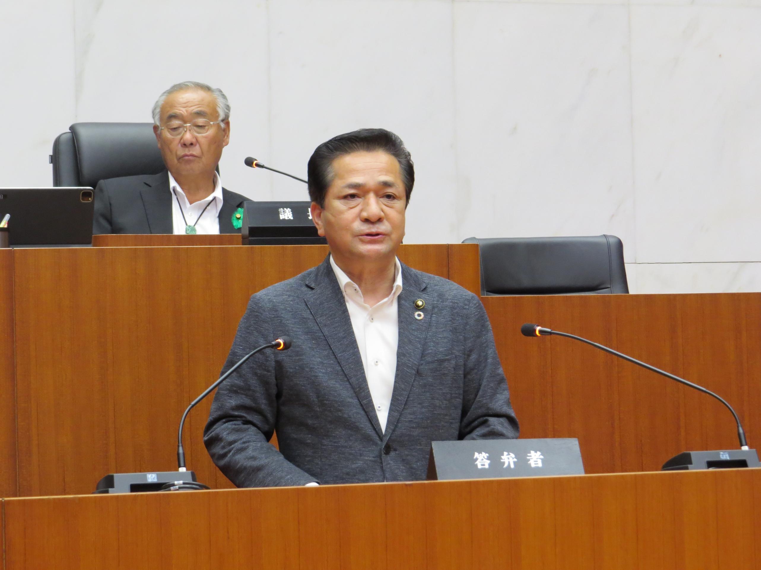 答弁をする市長 答弁をする市長
