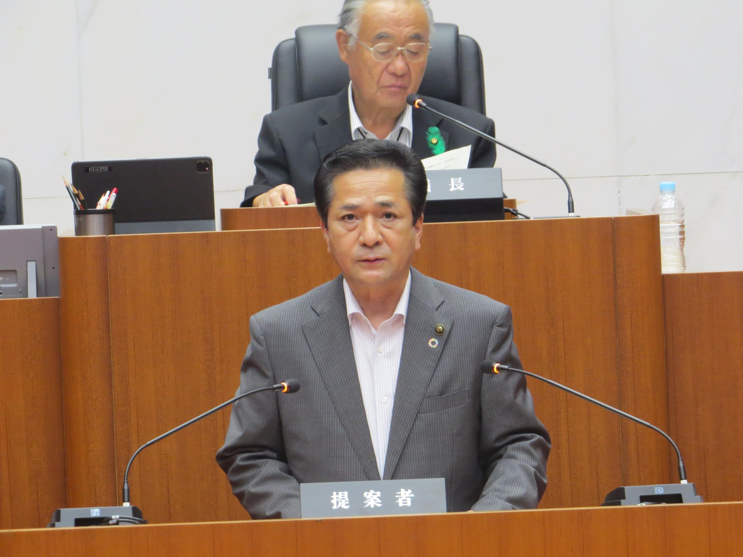 登壇する市長 登壇する市長