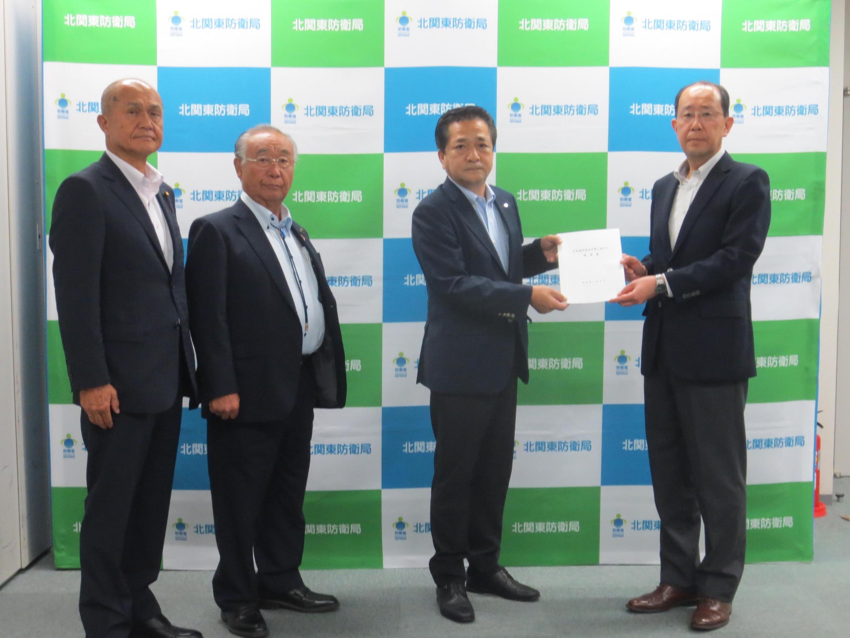 要望書を渡す市長 要望書を渡す市長