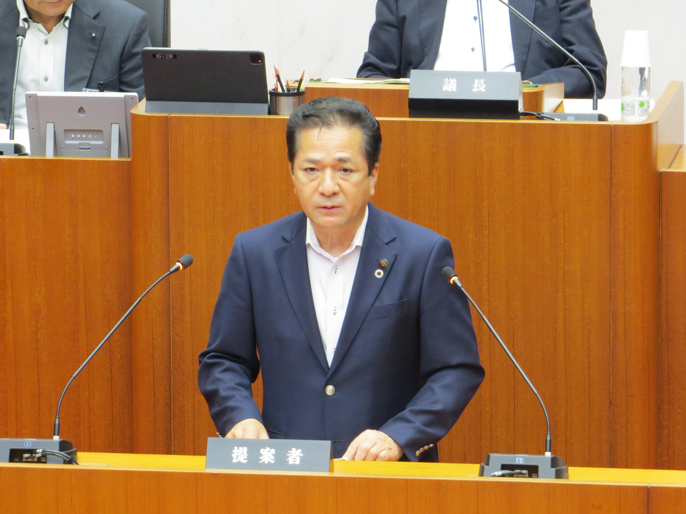 登壇する市長 登壇する市長