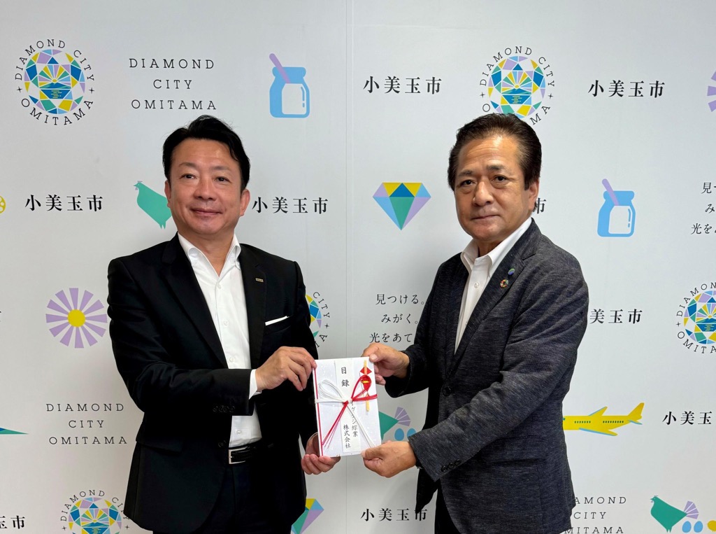 目録を受け取る市長 目録を受け取る市長