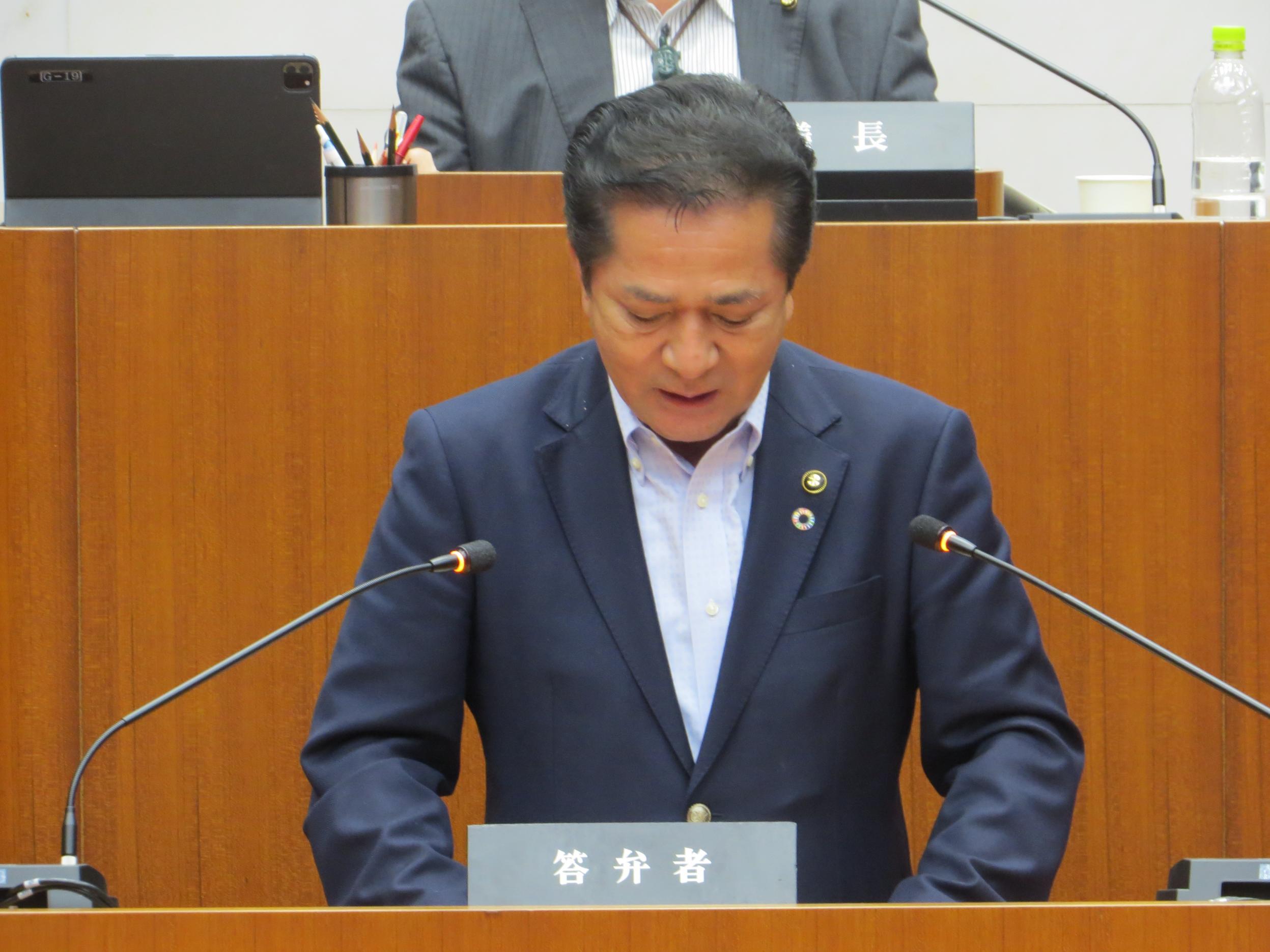 答弁をする市長 答弁をする市長