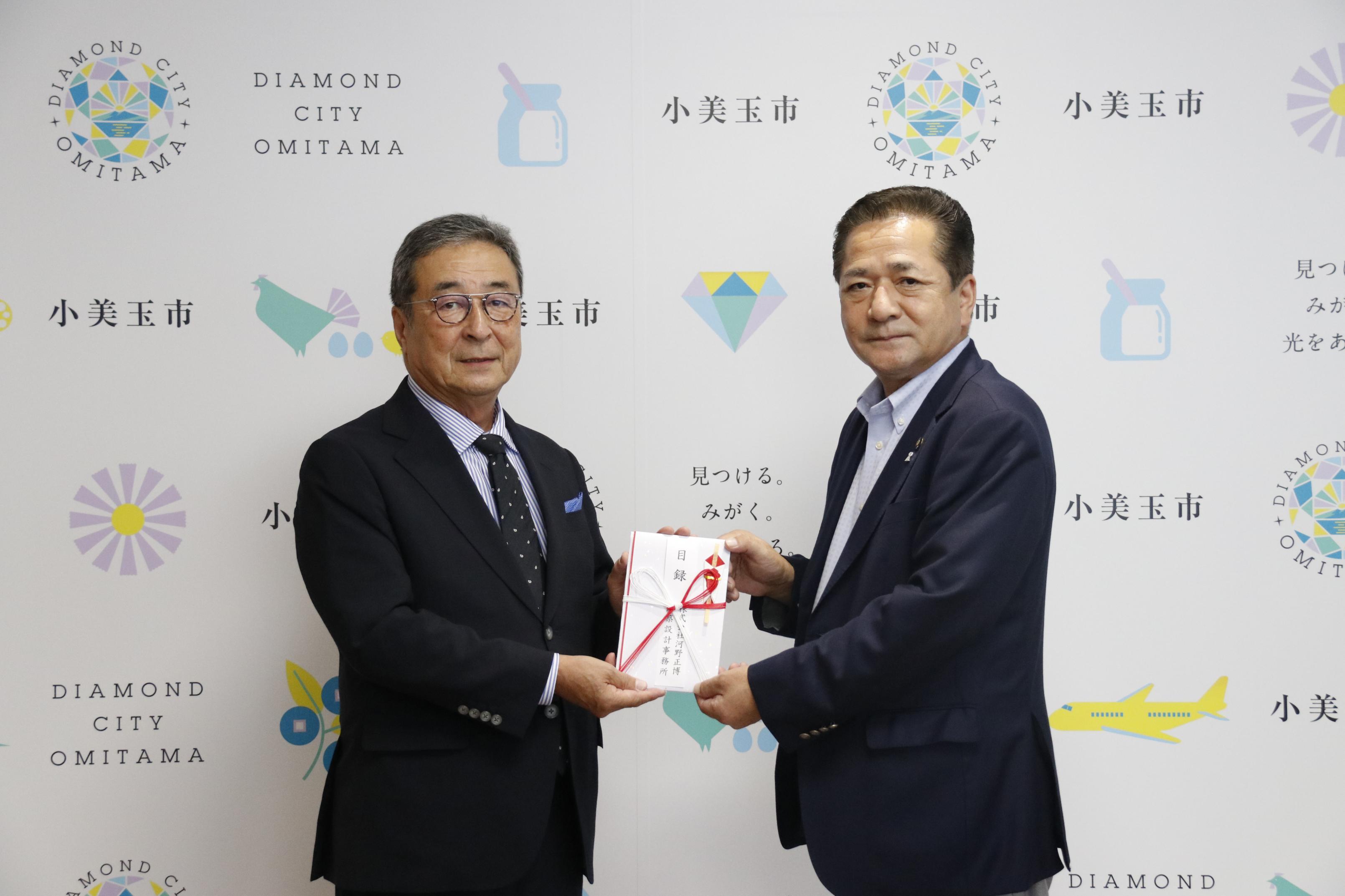 目録を受け取る市長 目録を受け取る市長