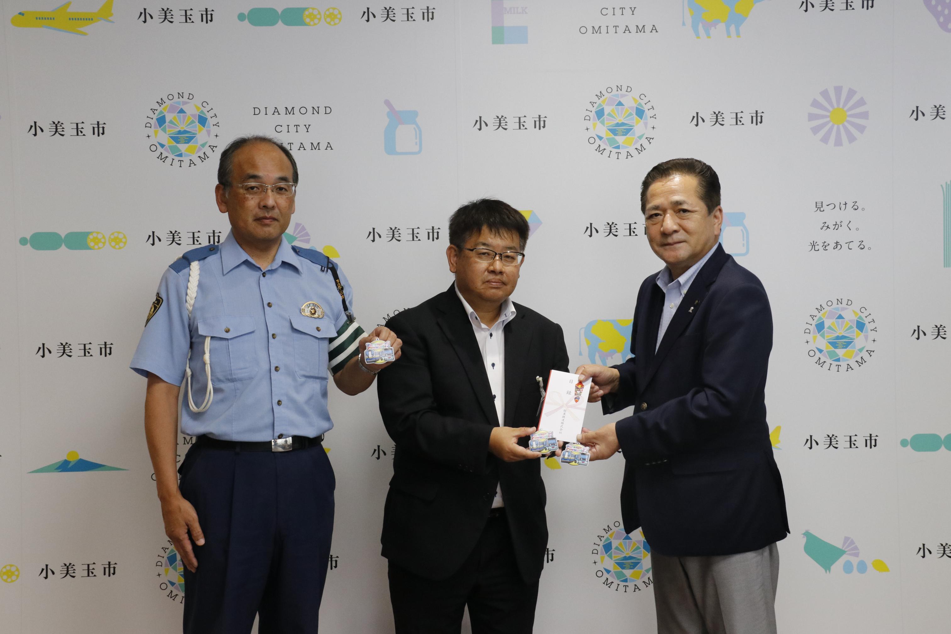 キーホルダーを受け取る市長 キーホルダーを受け取る市長