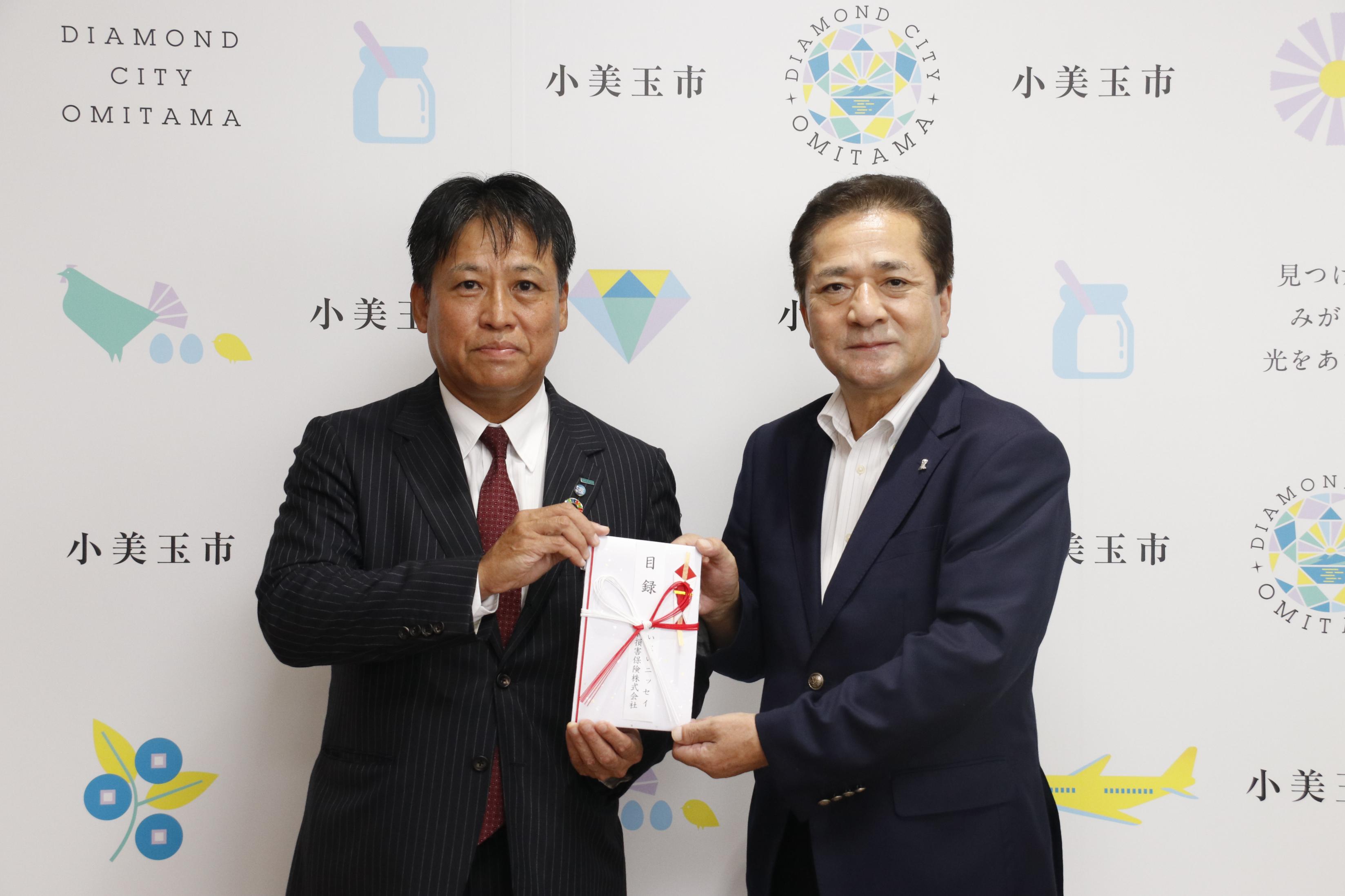 目録を受け取る市長 目録を受け取る市長