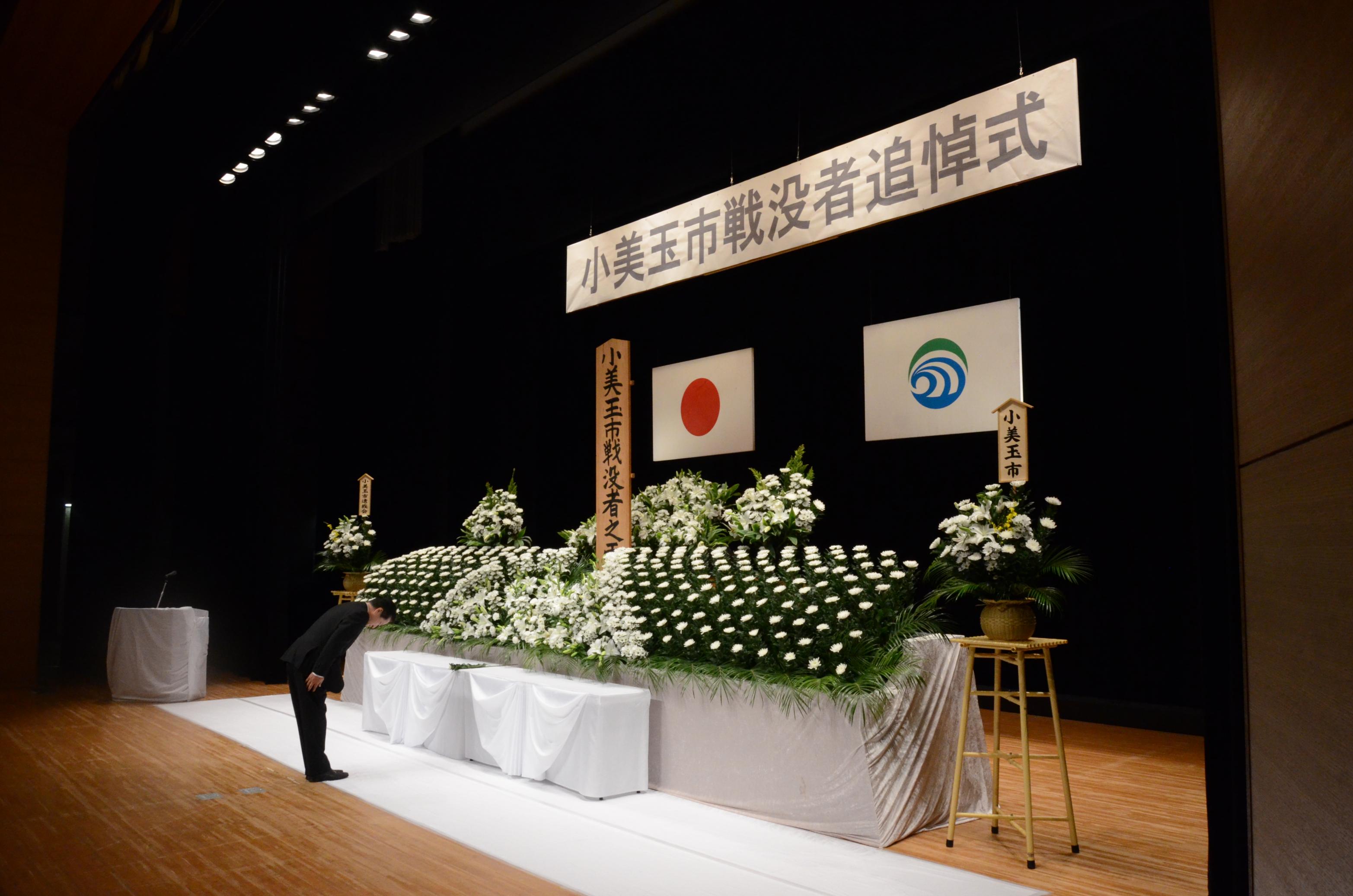 献花をする市長 献花をする市長