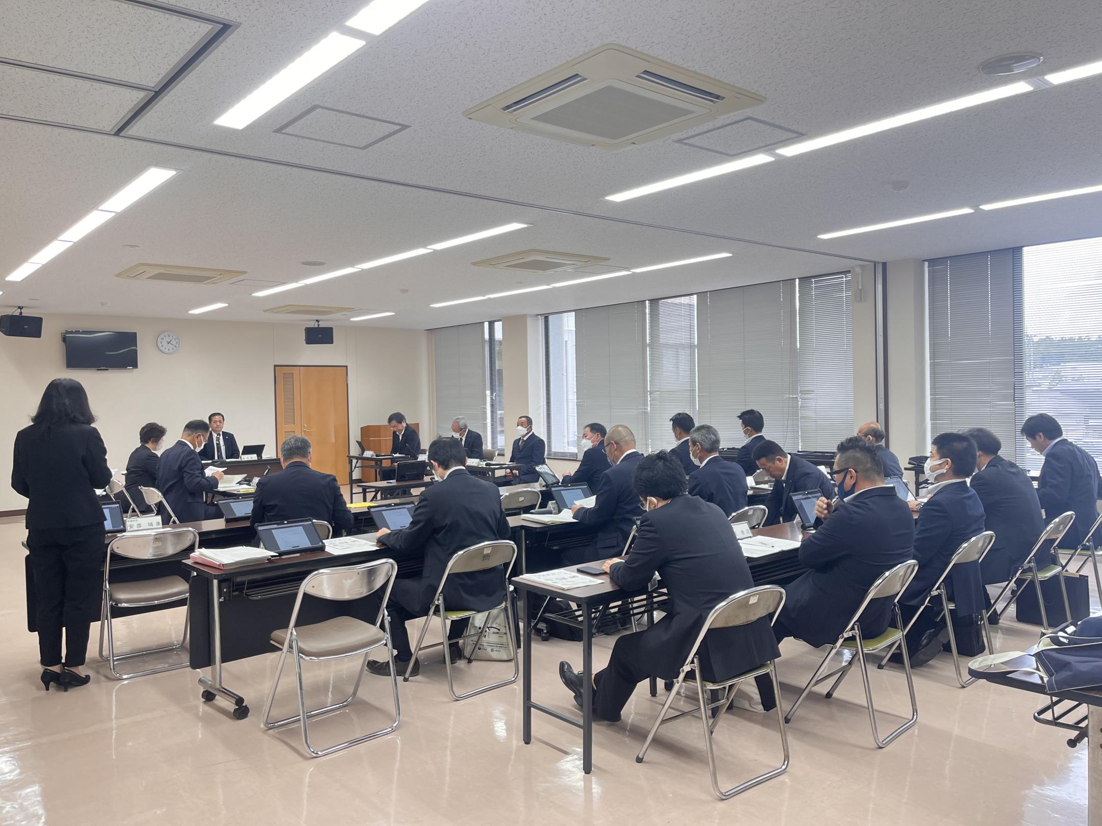 総合教育会議に出席する市長 総合教育会議に出席する市長