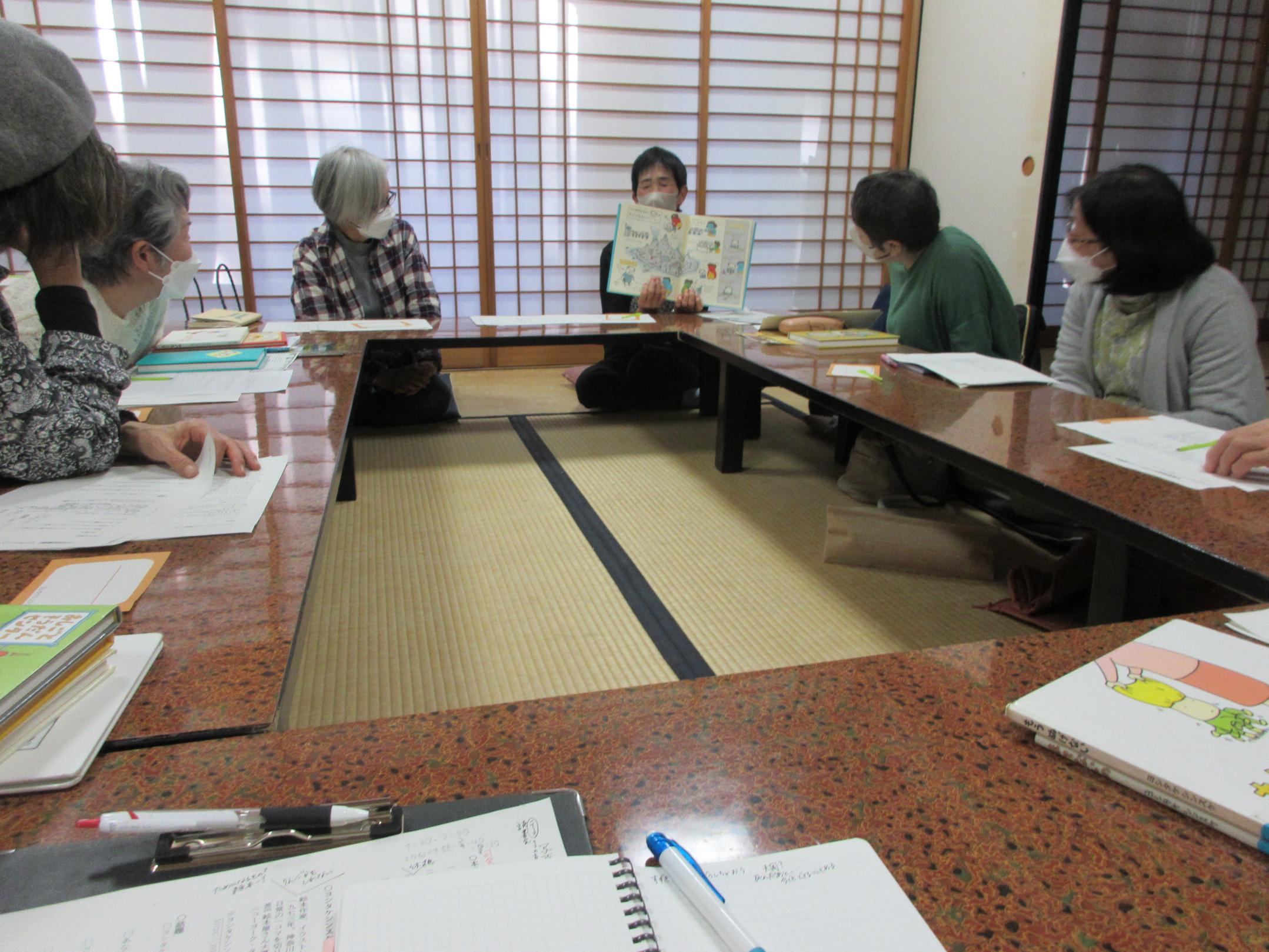 絵本の好きなところについて語る様子 絵本の好きなところについて語る様子