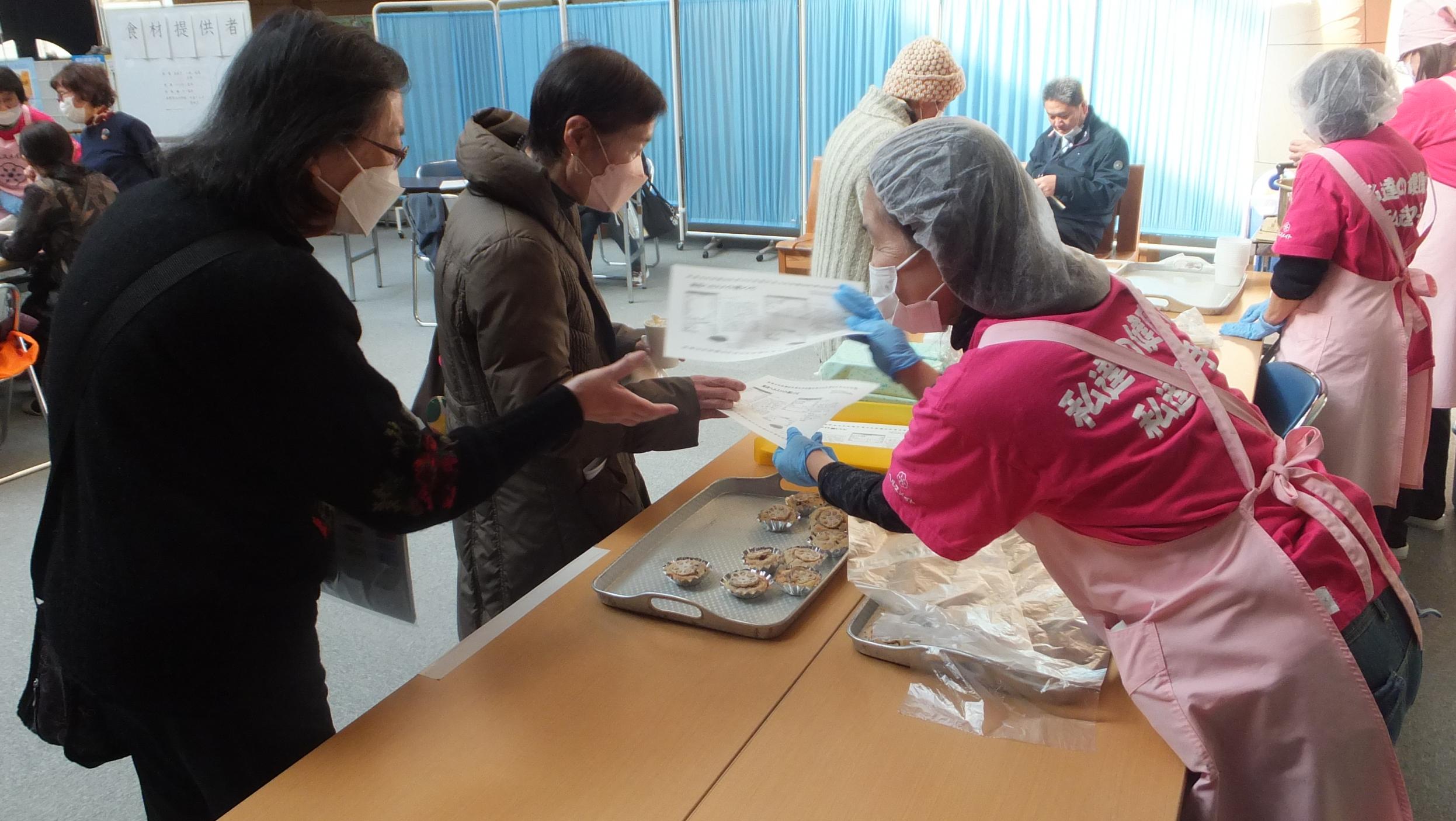 試食を配布している様子 試食を配布している様子