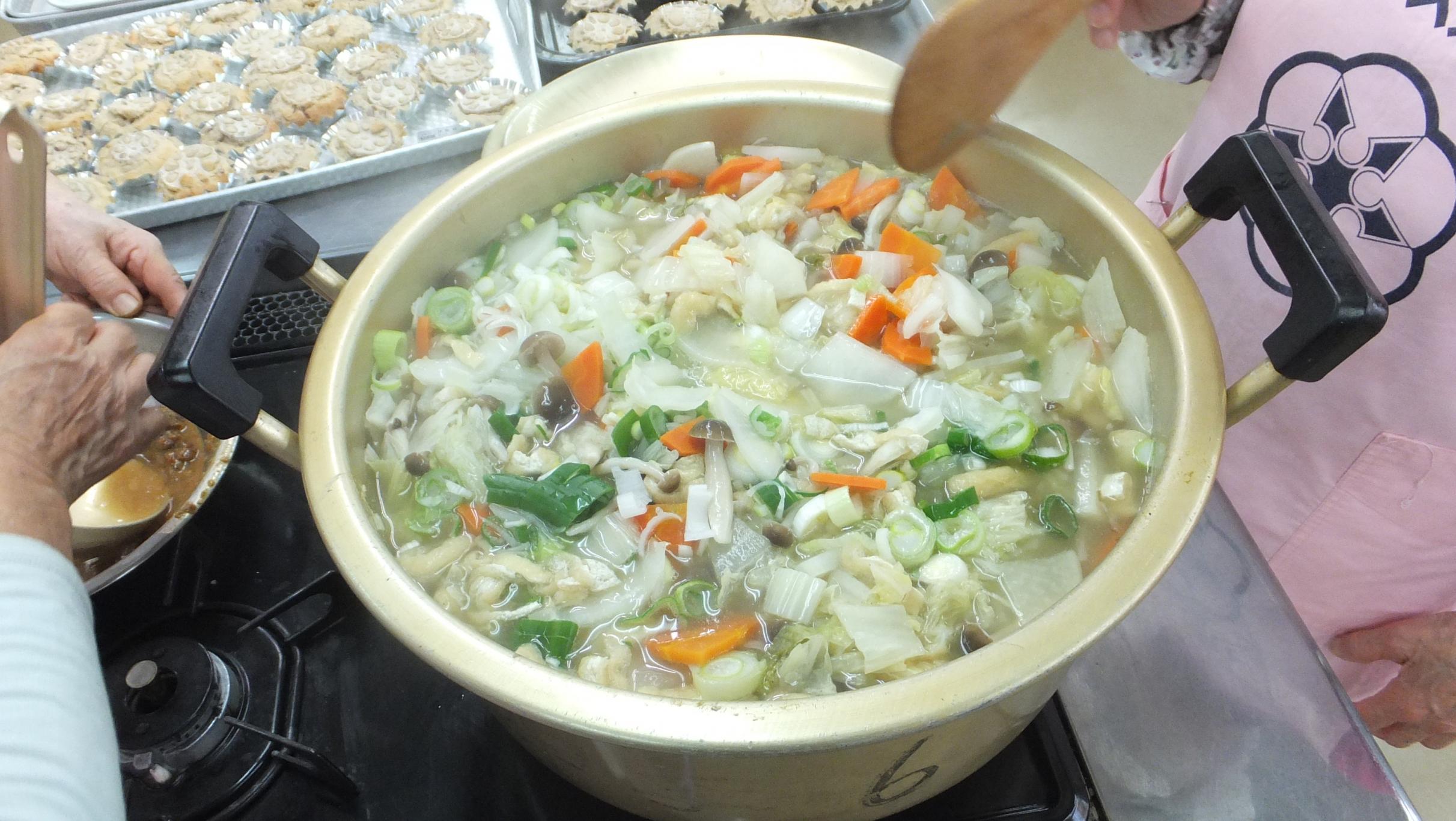 試食作りの様子、具だくさんみそ汁、れんこんケーキ 試食作りの様子、具だくさんみそ汁、れんこんケーキ