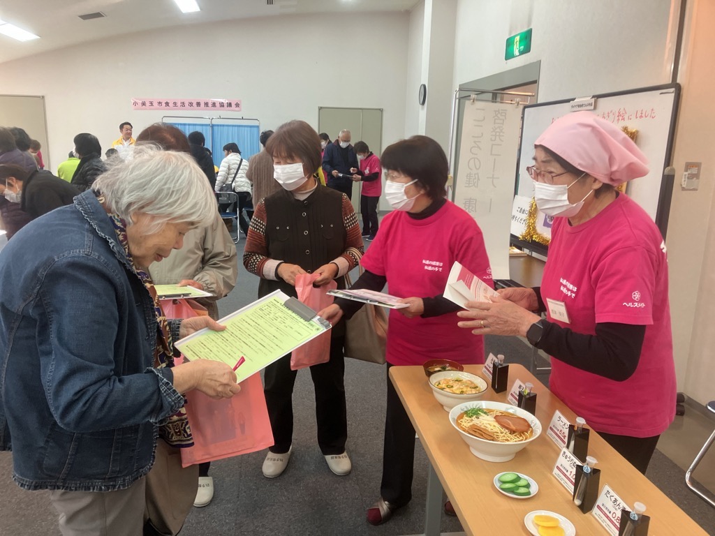 フードモデルの説明の様子、塩分量の見える化 フードモデルの説明の様子、塩分量の見える化