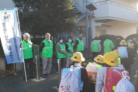納場小学校のあいさつ運動の様子