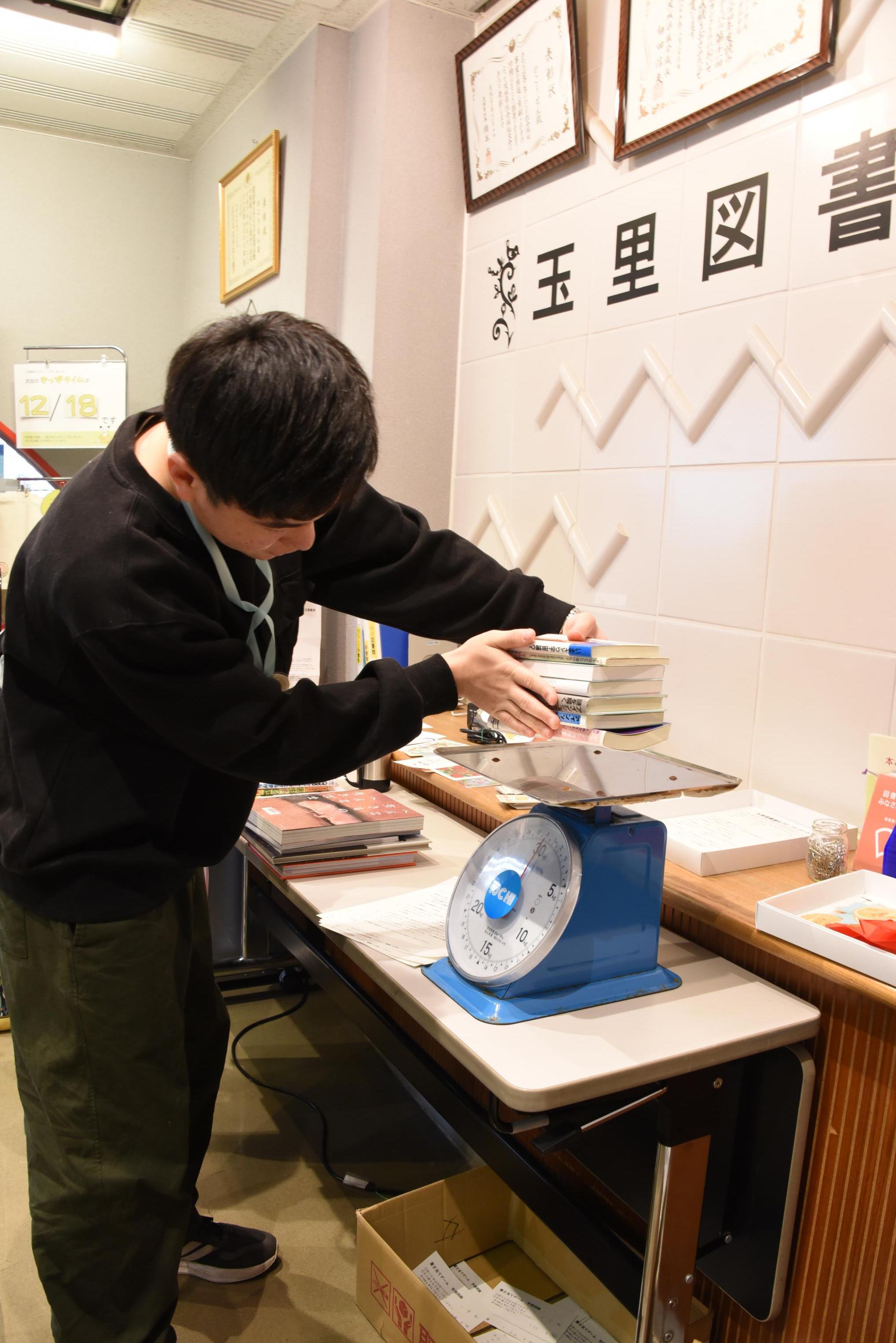 重さ当てゲームの様子 重さ当てゲームの様子