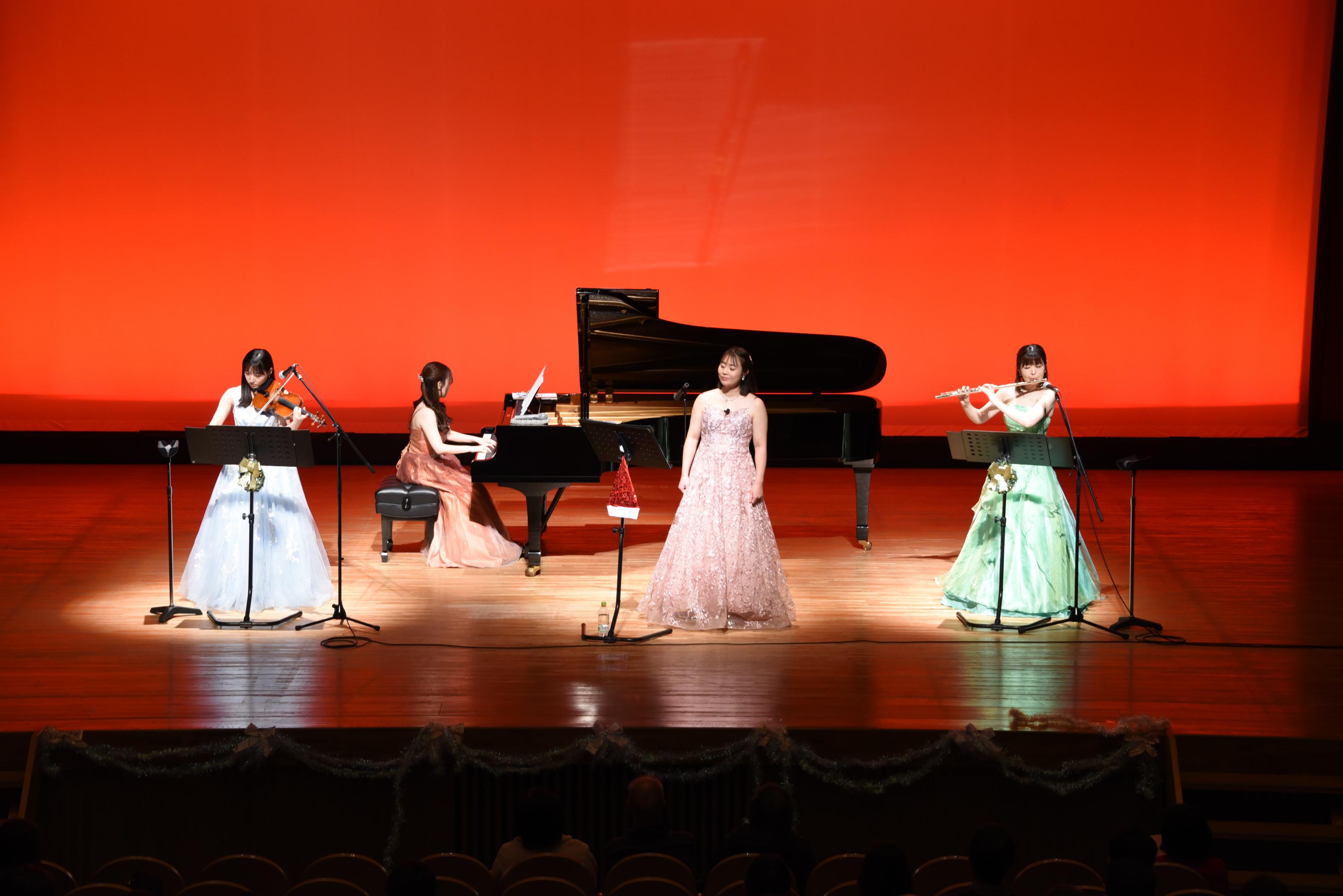 コンサートで演奏している様子
