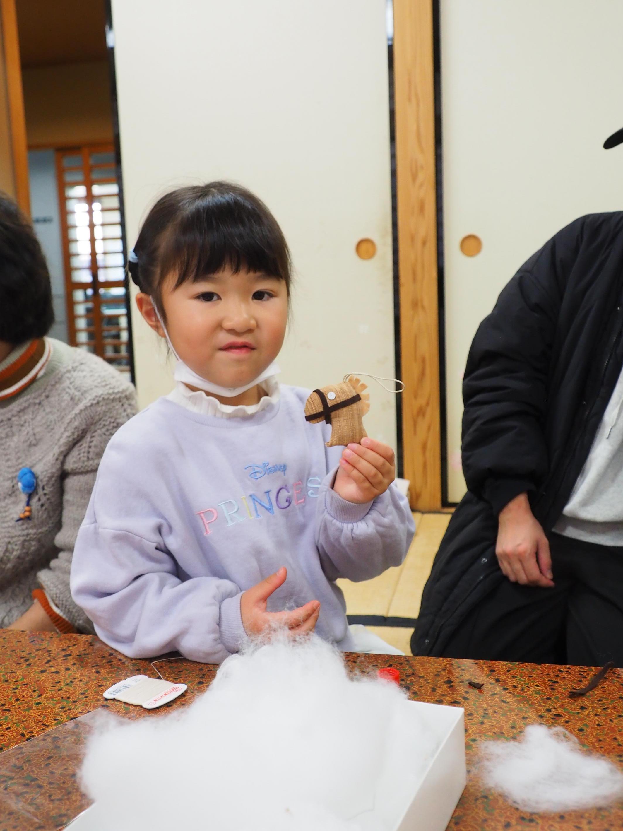 つくったうまを見せる様子 つくったうまを見せる様子