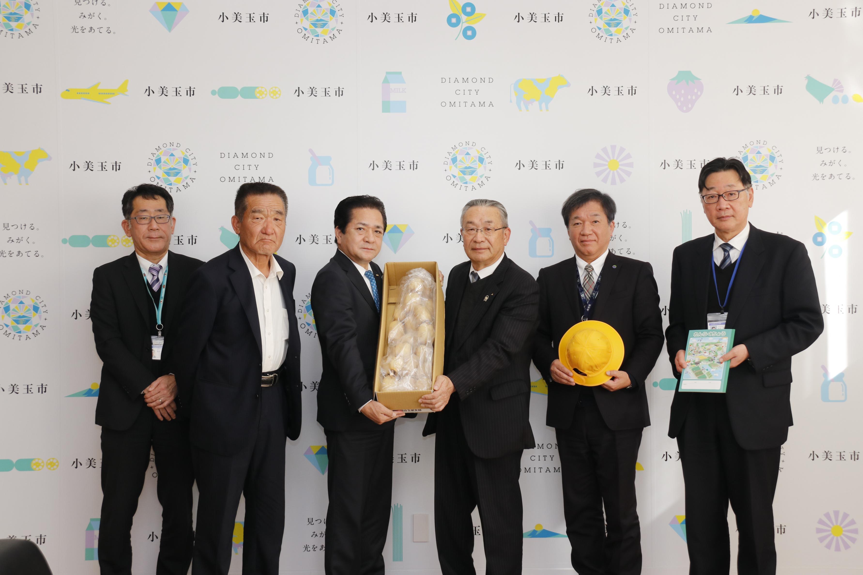 新ひたち野農業組合様から小美玉市の新入学児童への帽子の寄贈式 新ひたち野農業組合様から小美玉市の新入学児童への帽子の寄贈式