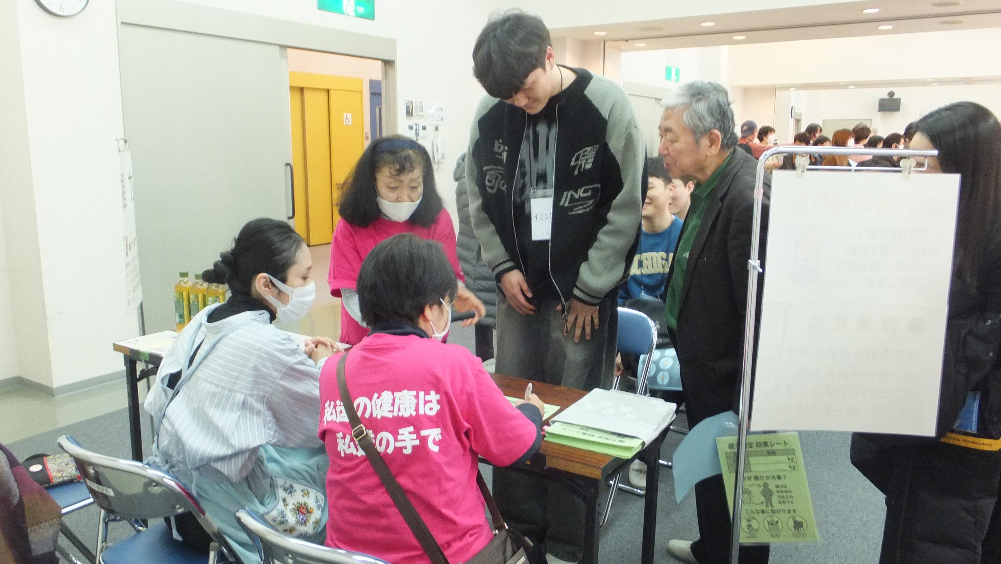 握力測定をしている様子