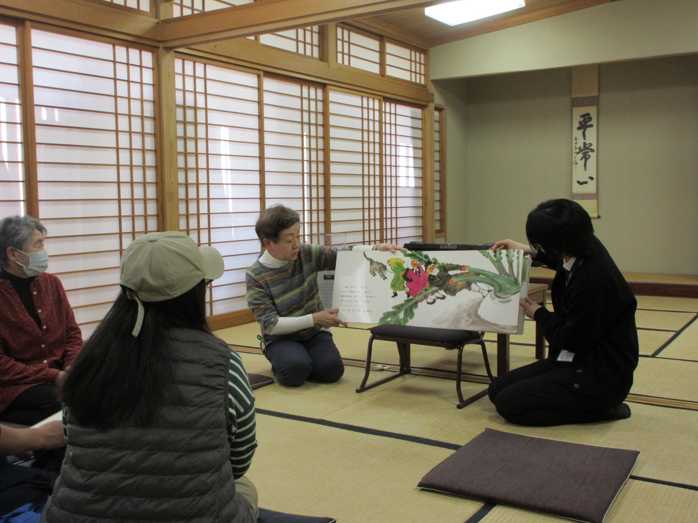 大型絵本を読み聞かせする様子