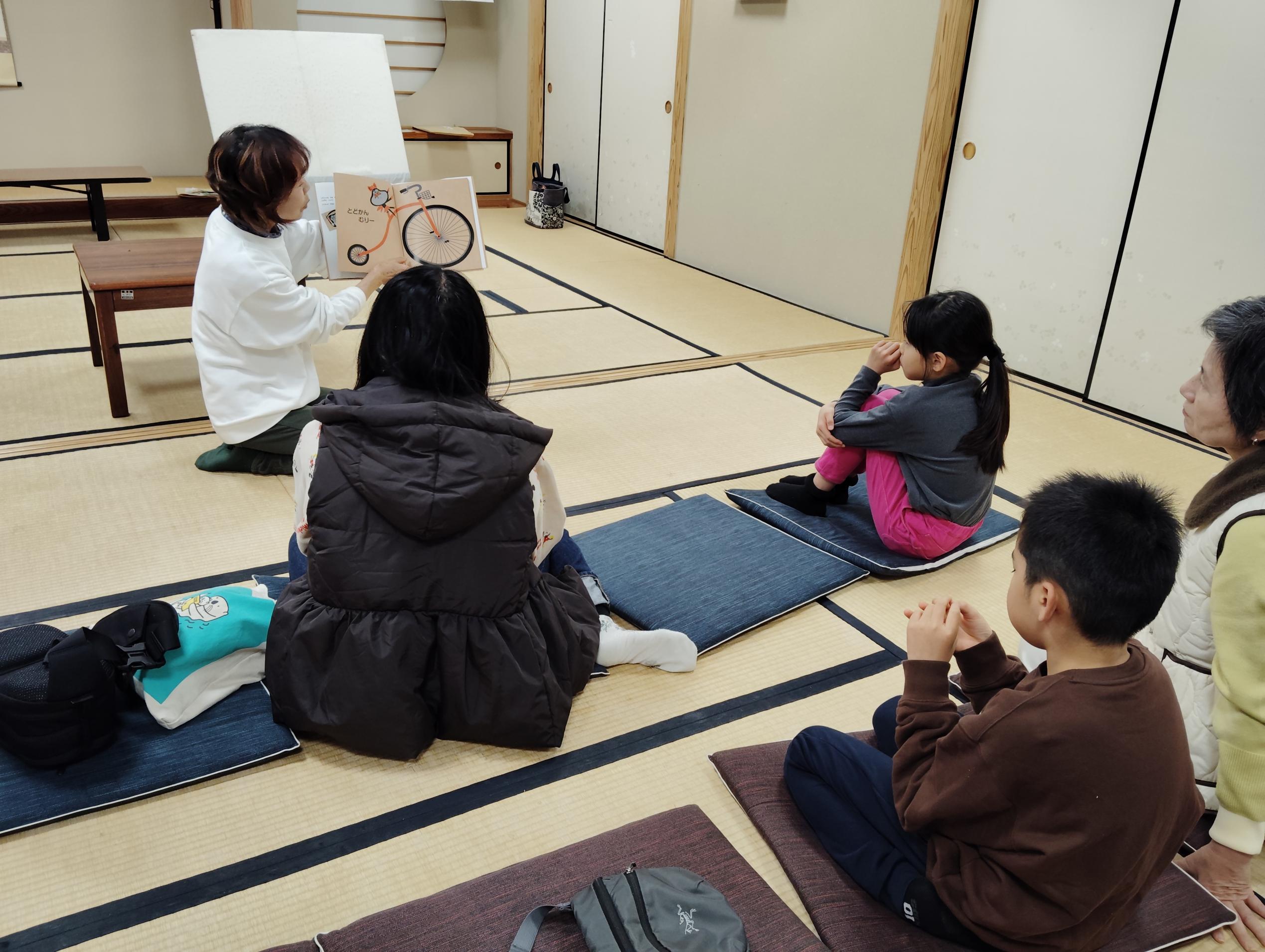 絵本を楽しむ様子