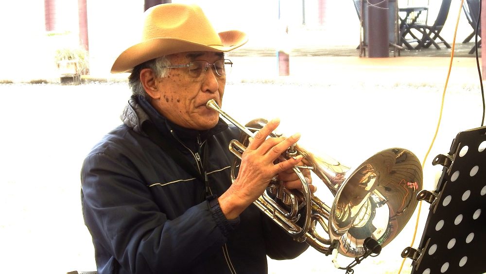 「チャーリー栗原」各種管楽器のマラソン演奏