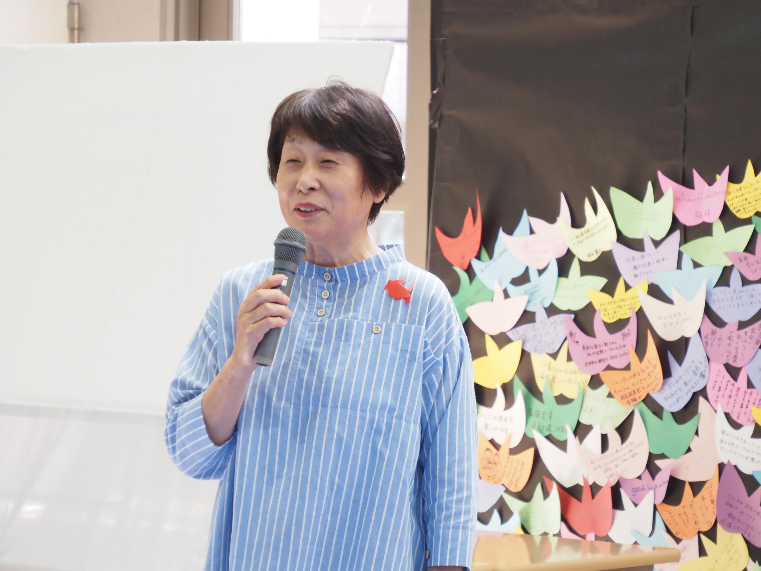 おはなし会司会が話す様子