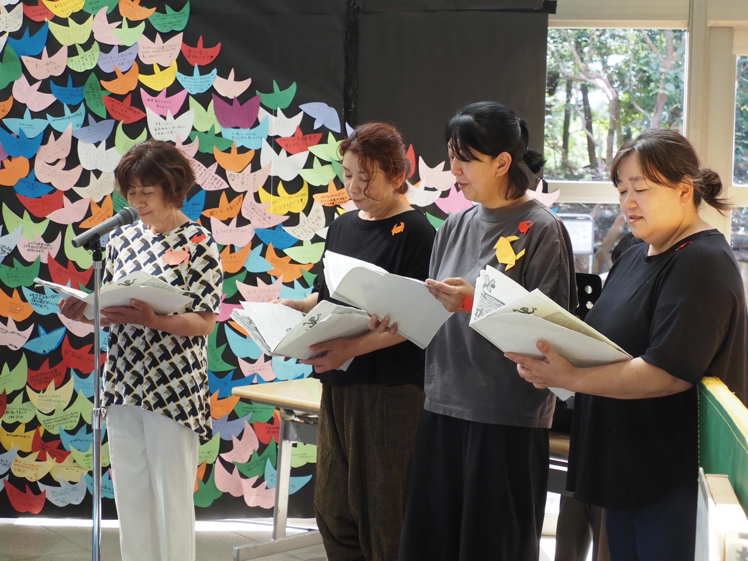 「さるかに」を読む様子