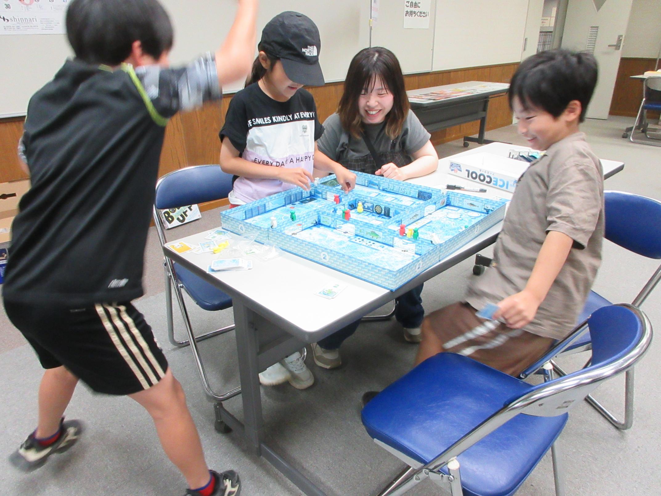 ペンギンのゲームで遊ぶ様子