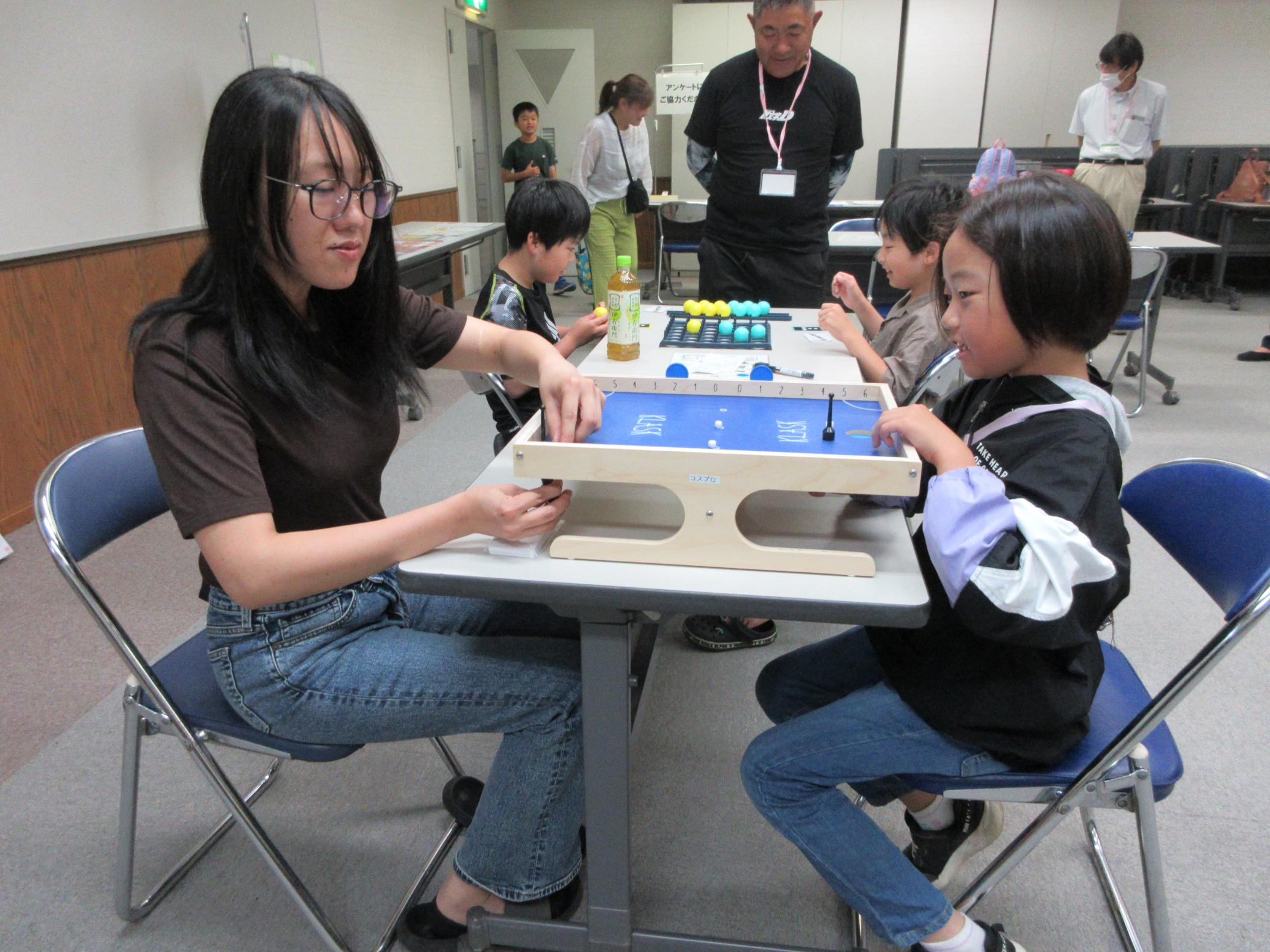 ゲームで楽しく遊ぶ様子