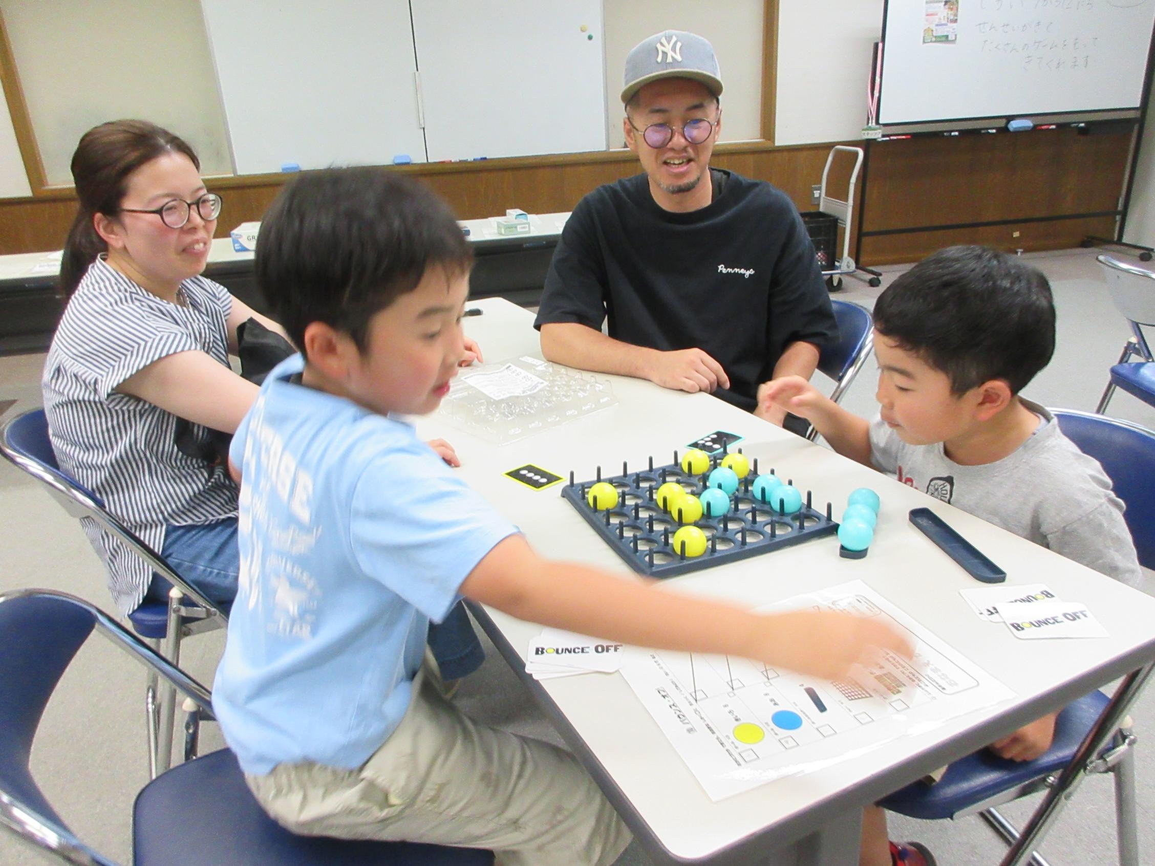 ボールを入れるゲームで遊ぶ様子