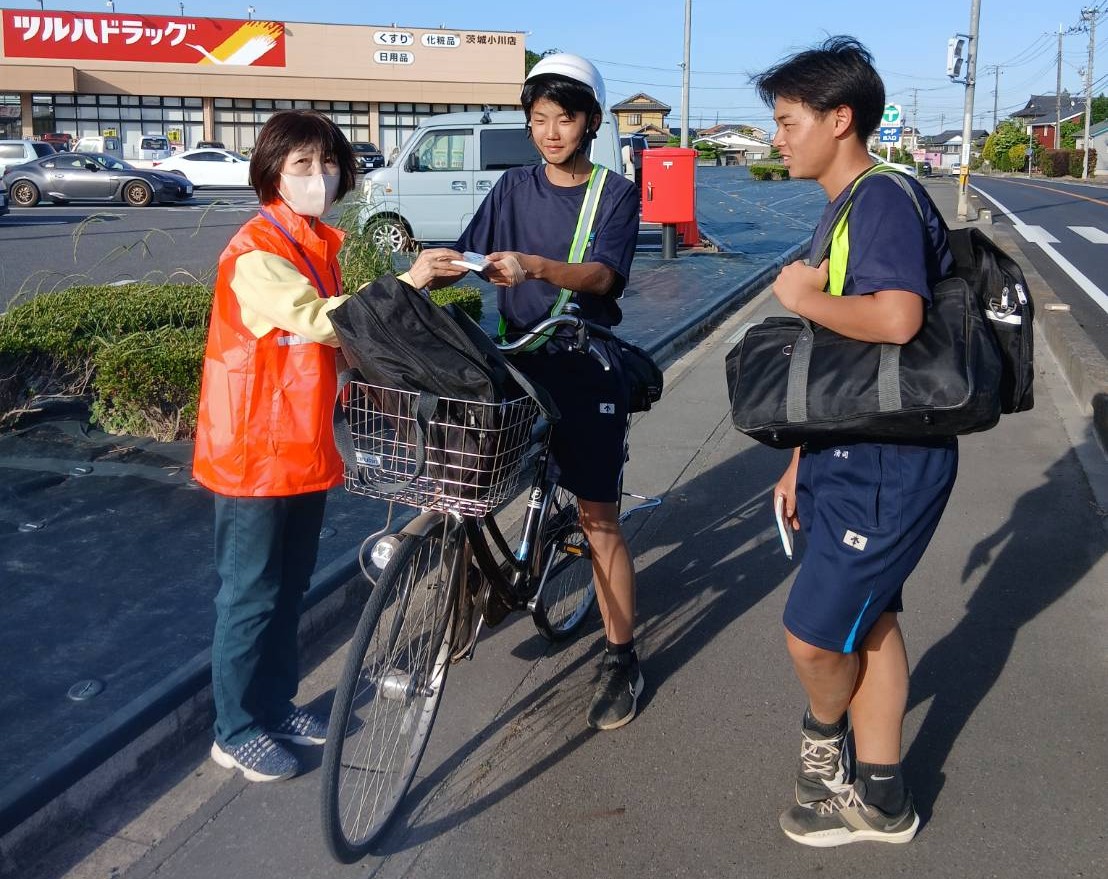 学生へ向けての啓発活動(タイラヤ小川店にて) 学生へ向けての啓発活動(タイラヤ小川店にて)