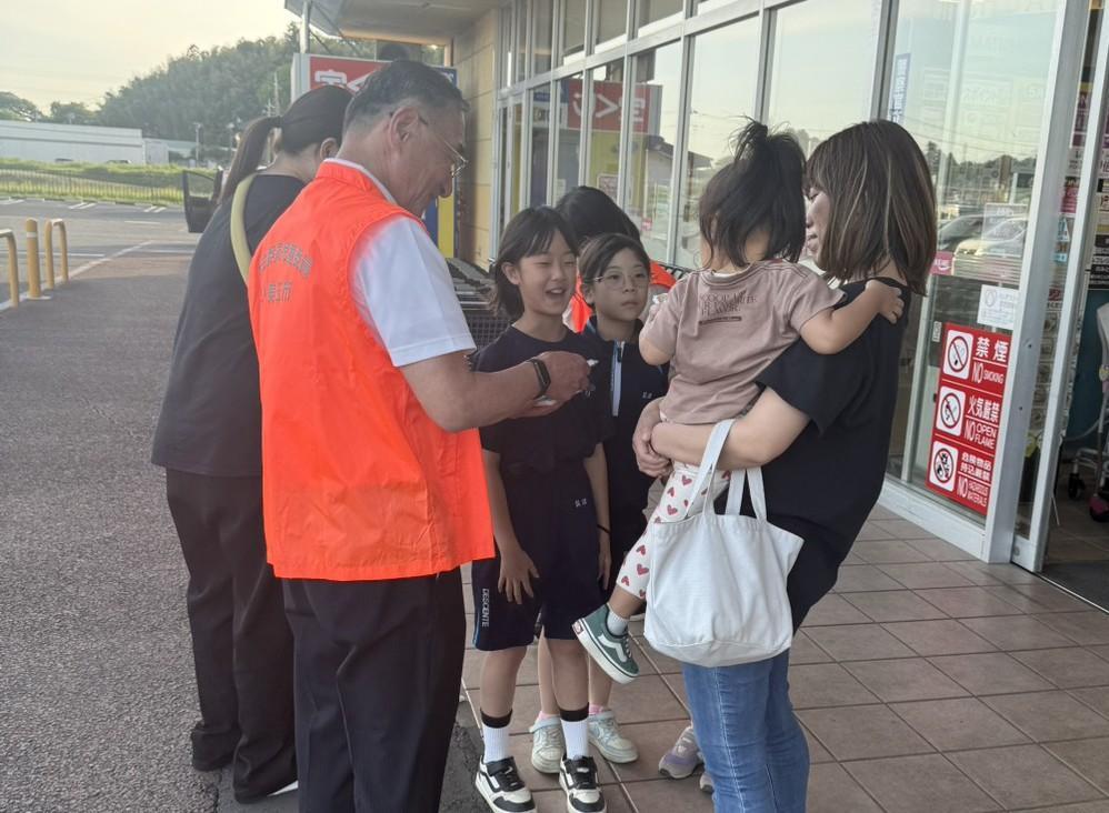 お子様にも啓発グッズを配布(カスミ小川店にて) お子様にも啓発グッズを配布(カスミ小川店にて)