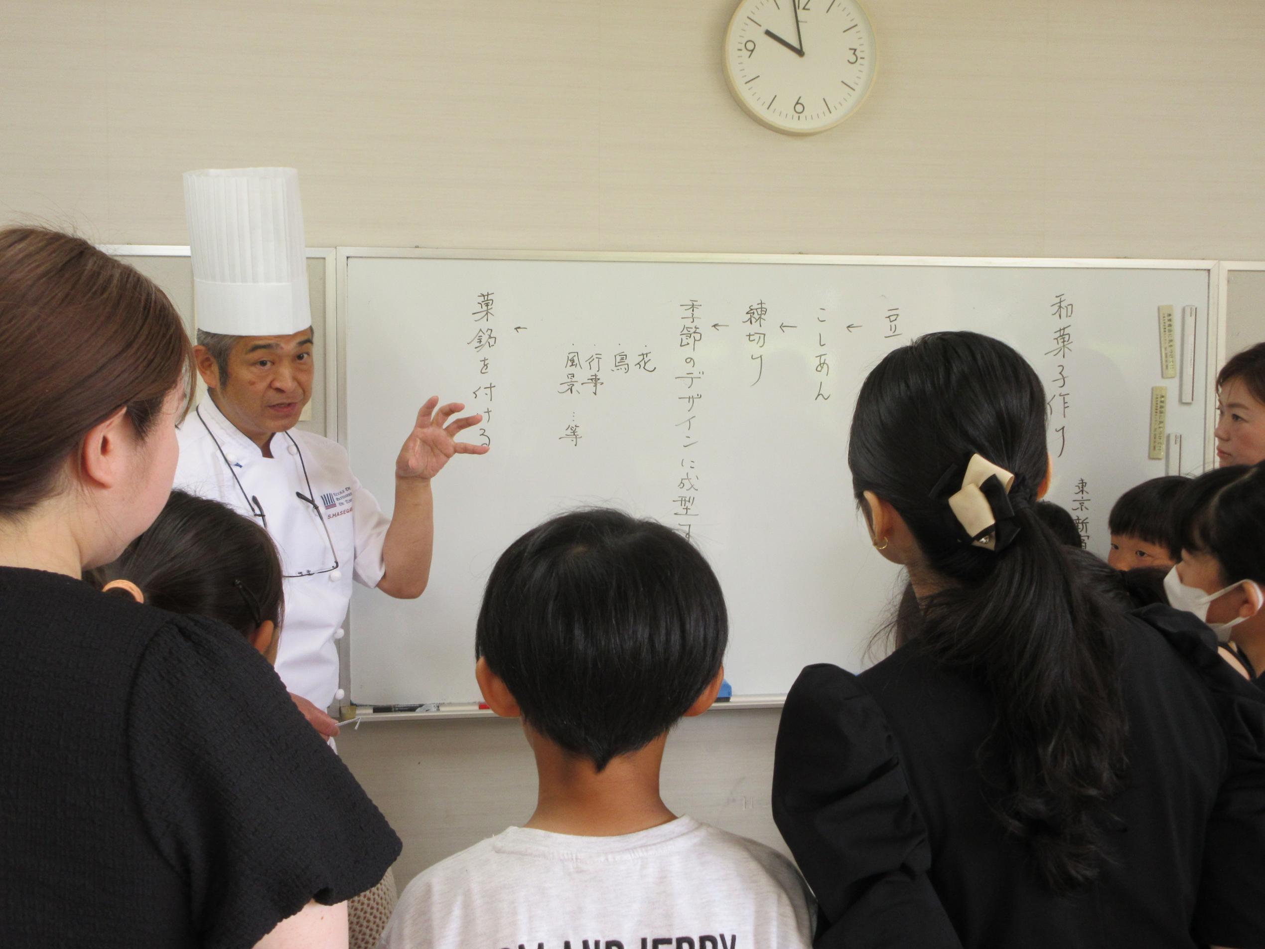 和菓子の説明を聞く様子