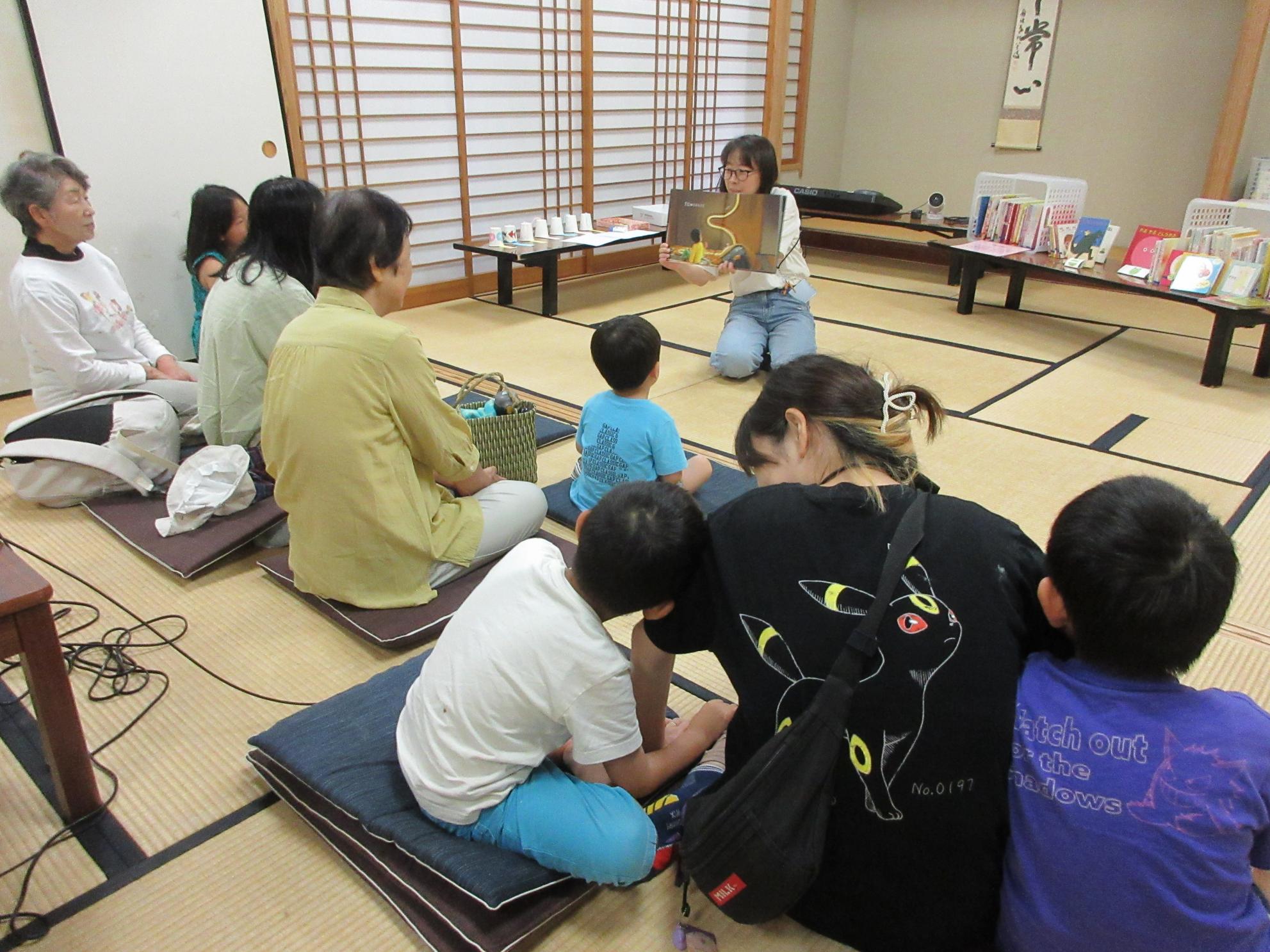 おはなしを聞いている様子 おはなしを聞いている様子